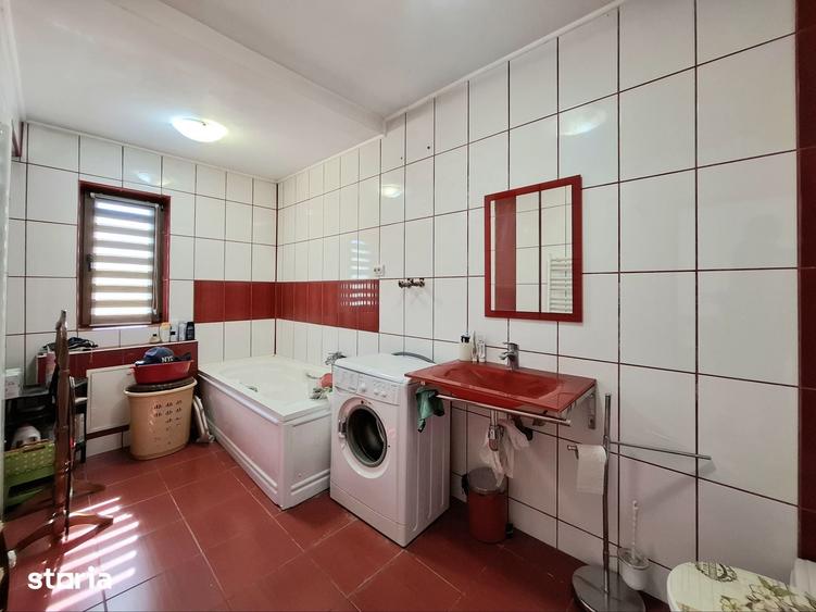 Casă cu 6 camere cu Teren 2300 Mp în Iepurești
