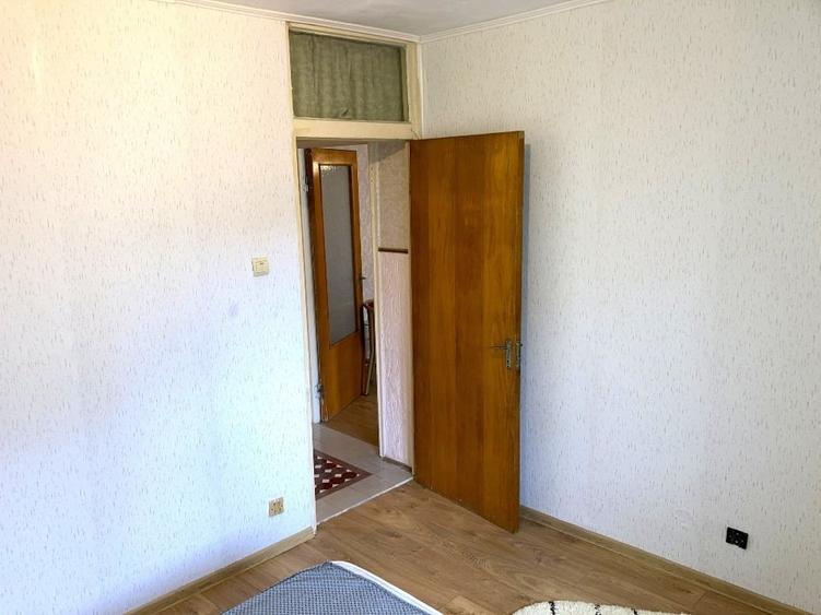 Apartament cu 3 camere semidecomandat în Rahova
