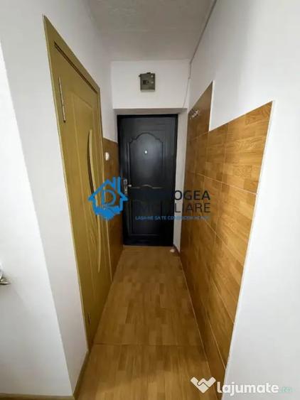 Garsonieră decomandată în Vest