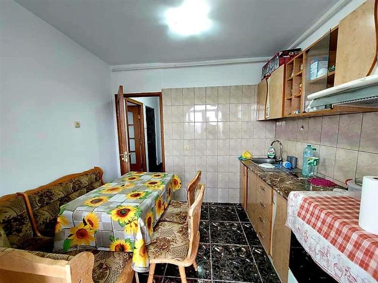 Apartament cu 3 camere decomandat, mobilat în Dorobanți