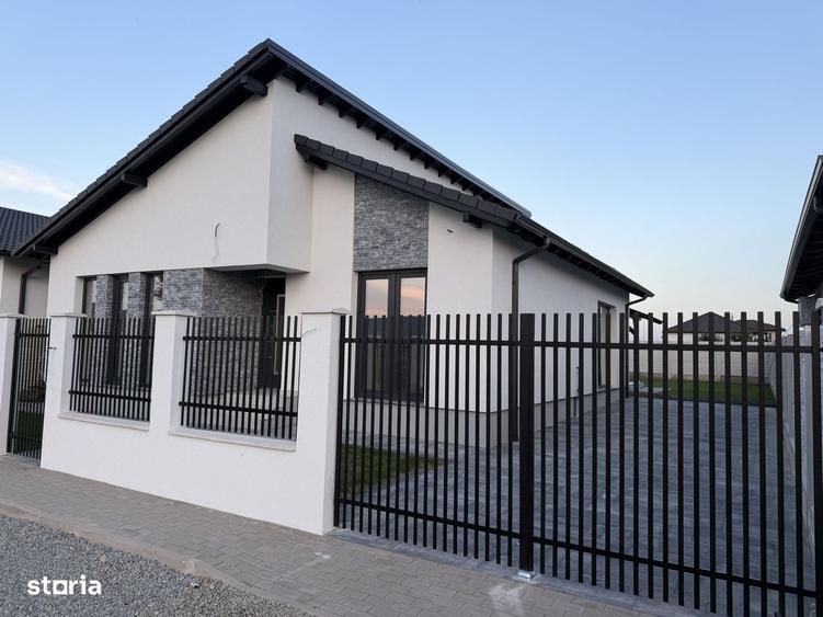 Casă cu 4 camere decomandat în Sud