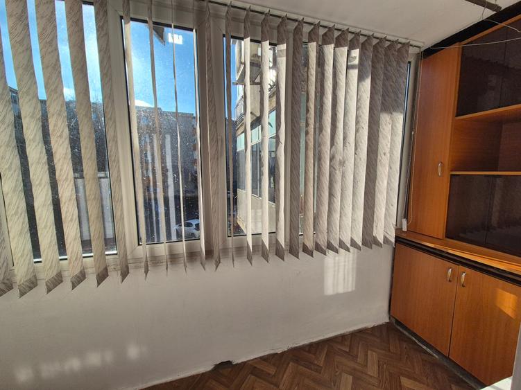 Apartament cu 3 camere semidecomandat, mobilat în Rahova