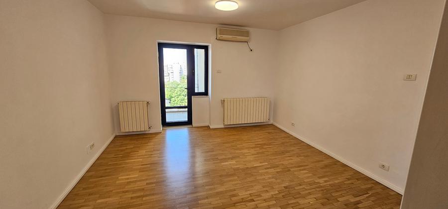 Apartament cu 5 camere decomandat în Polonă