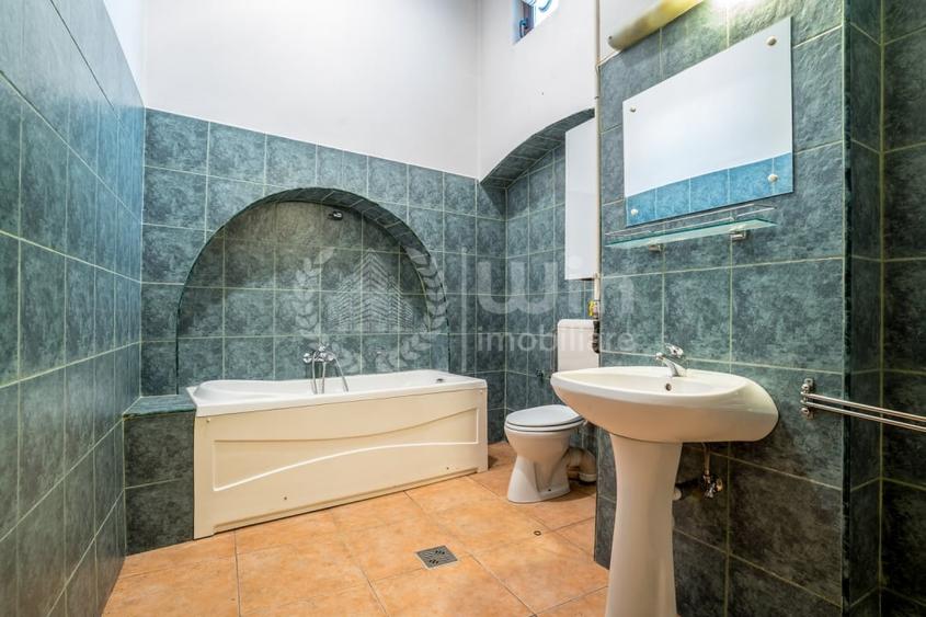 Casă individuală cu 12 camere cu Canalizare în Central