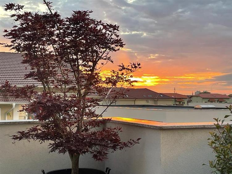 Penthouse cu 3 camere decomandat, mobilat în Girocului