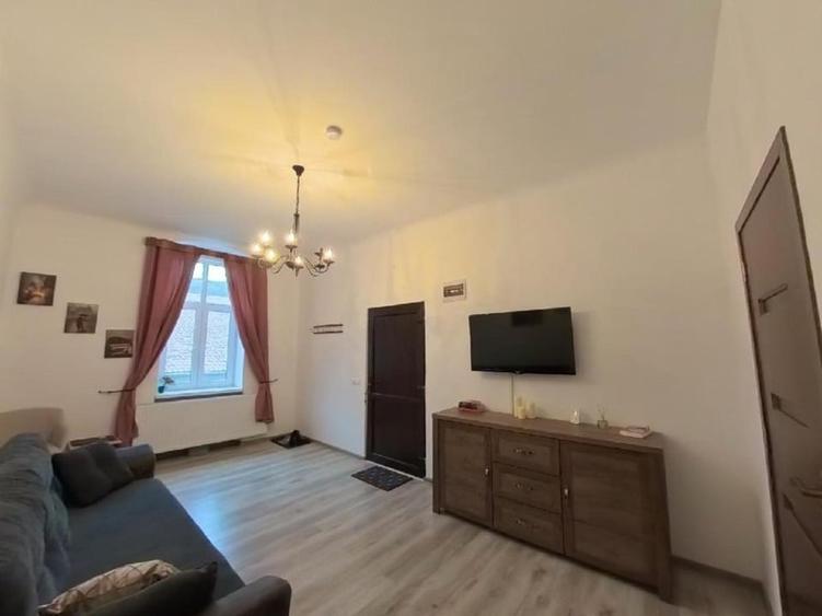 Apartament cu 2 camere semidecomandat, mobilat în Central