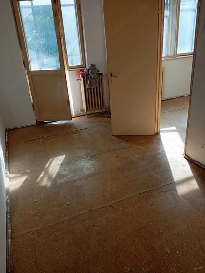 Apartament cu 3 camere semidecomandat în Malu Roșu