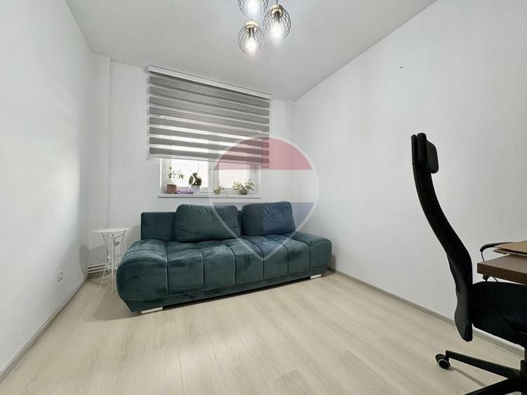Apartament cu 4 camere semidecomandat, mobilat în Craiter