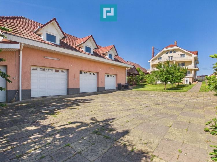 Casă individuală cu 13 camere cu Teren 3405 Mp în Sânmartin