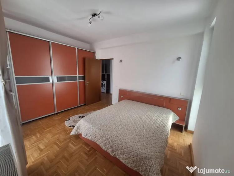 Apartament cu 3 camere semidecomandat în Central