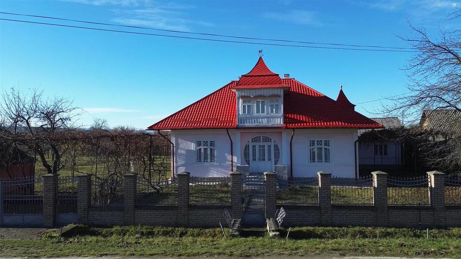 Casă individuală cu 6 camere cu Teren 12500 Mp în Sasca Mică