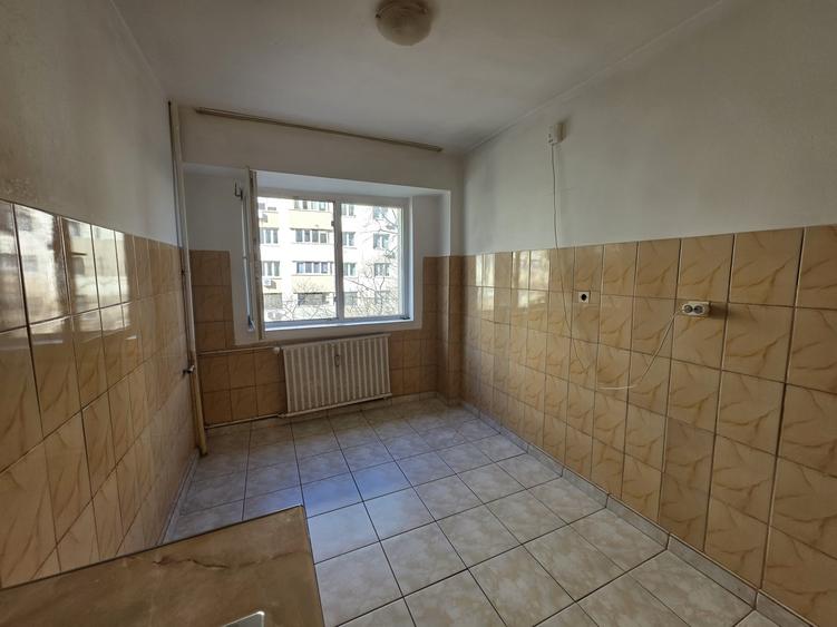 Apartament cu 3 camere semidecomandat în Chișinau