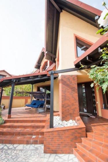 Casă individuală cu 4 camere cu Piscina în Bucov