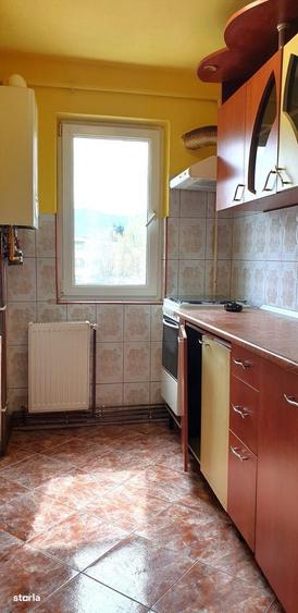 Apartament cu 3 camere, mobilat în Florilor