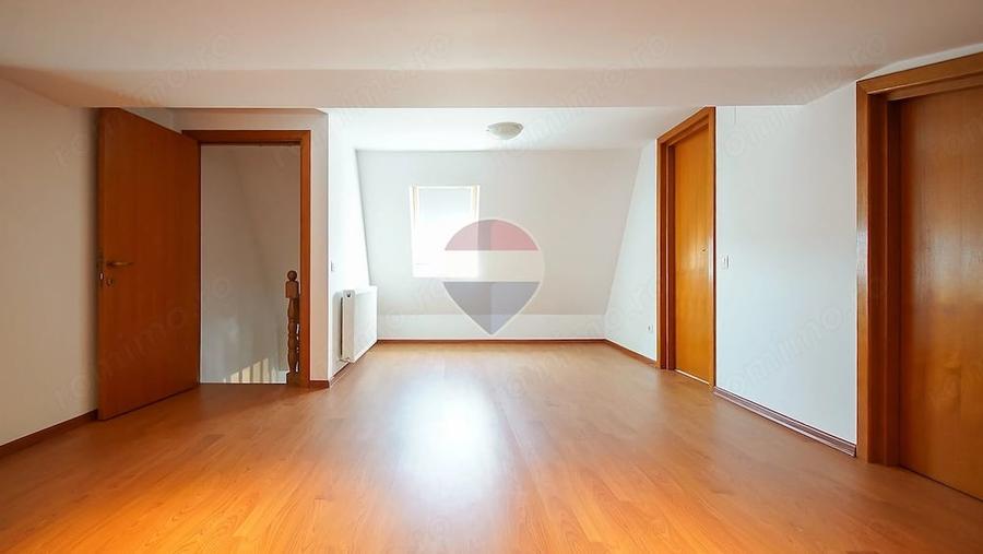 Apartament cu 3 camere decomandat în Tractorul