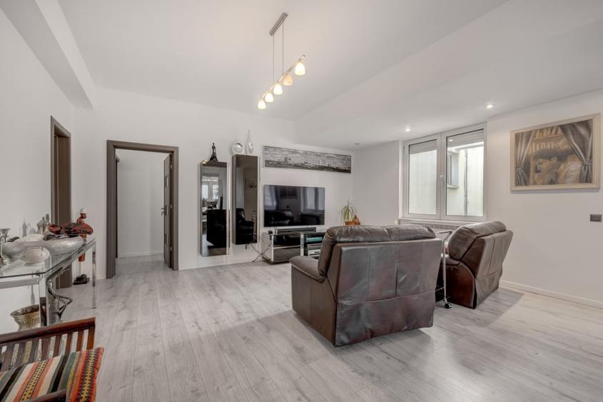 Apartament cu 5 camere decomandat în Clucerului