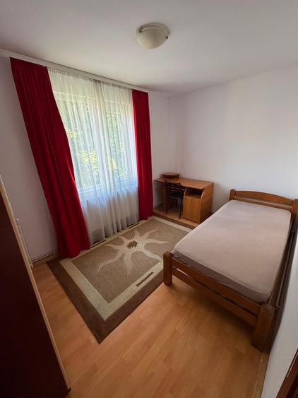 Apartament cu 3 camere semidecomandat în 7 Noiembrie