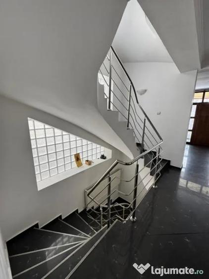 Casă cu 12 camere cu Teren 321 Mp în George Enescu