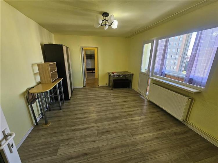 Apartament cu 2 camere semidecomandat, mobilat în Micro III