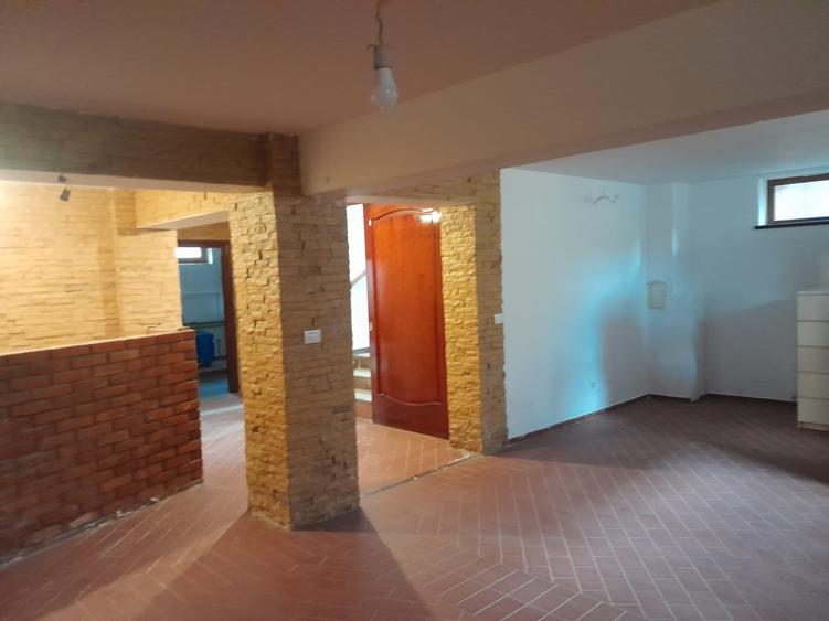 Casă cu 8 camere cu Teren 1450 Mp în Joița
