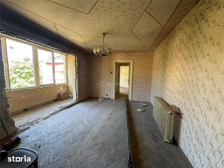 Apartament cu 3 camere semidecomandat în Central