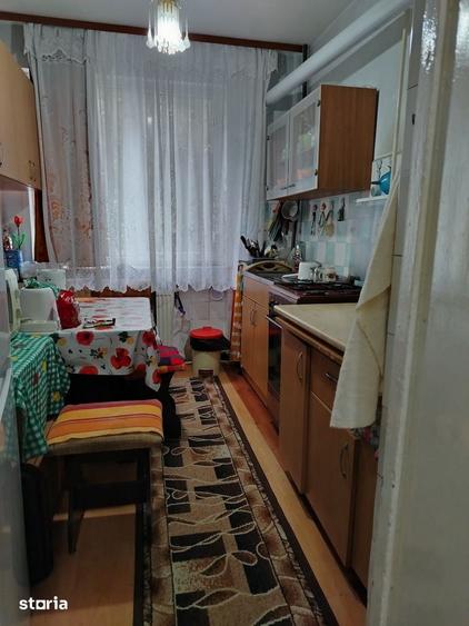 Apartament cu 3 camere semidecomandat în Săsar