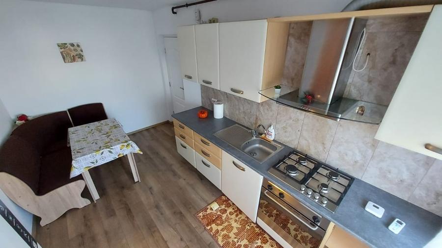 Apartament cu 3 camere semidecomandat, mobilat în Tomis Nord