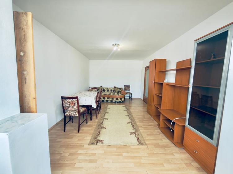 Apartament cu 3 camere decomandat în Răcădău