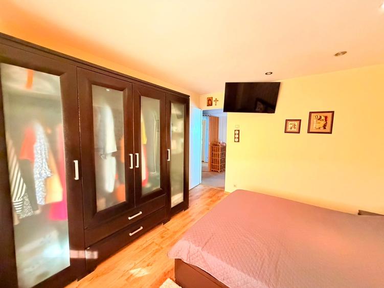 Apartament cu 4 camere decomandat în Nicolina