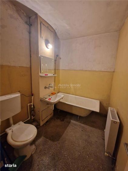 Apartament cu 4 camere decomandat în Rovine