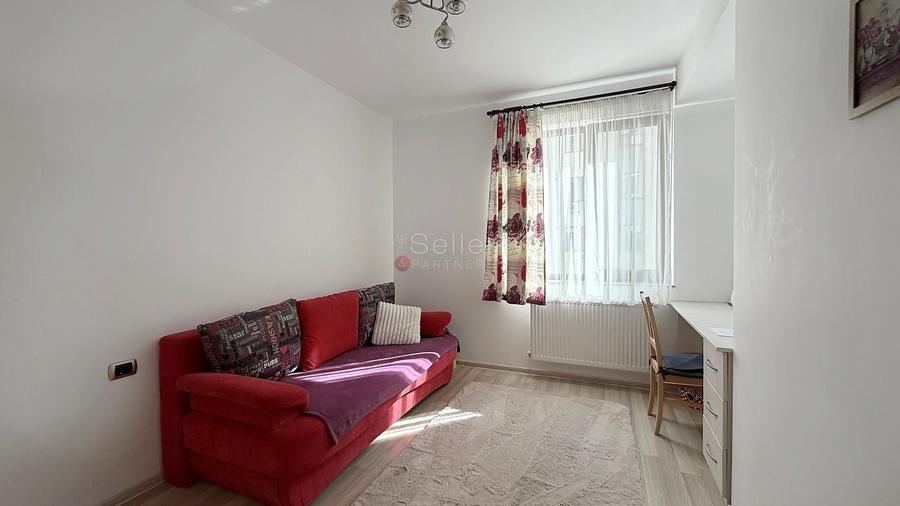 Apartament cu 3 camere decomandat, mobilat în Tractorul