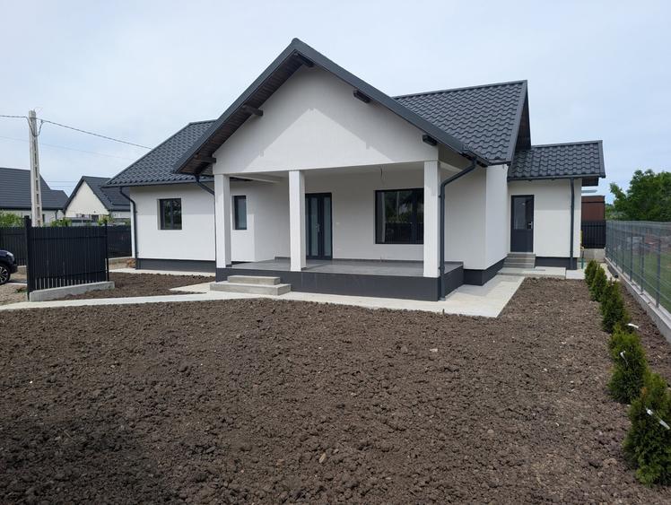 Casă individuală cu 3 camere cu Teren 400 Mp în Exterior Est