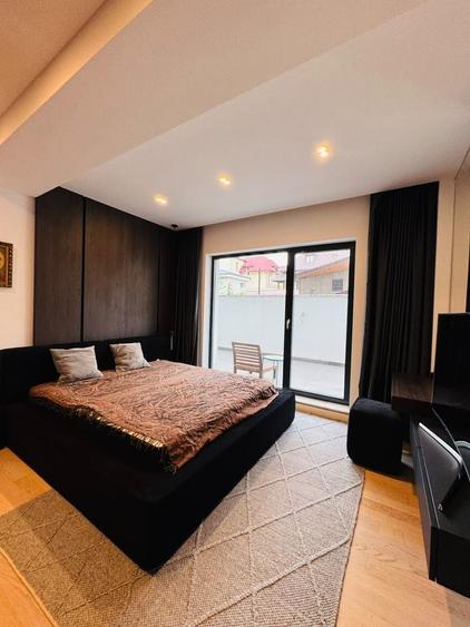 Apartament cu 3 camere semidecomandat, mobilat în P-ța Romană
