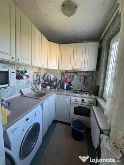 Apartament cu 4 camere semidecomandat în Craiovița Nouă
