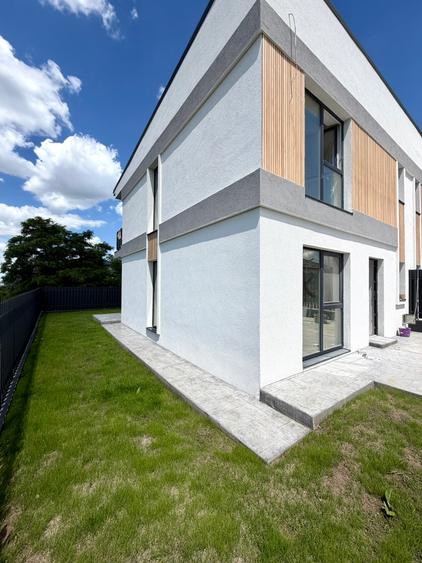 Duplex cu 4 camere cu Canalizare în Bucium