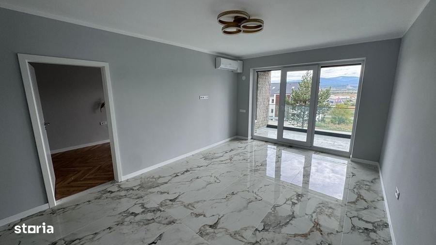 Apartament cu 3 camere decomandat în Cristian