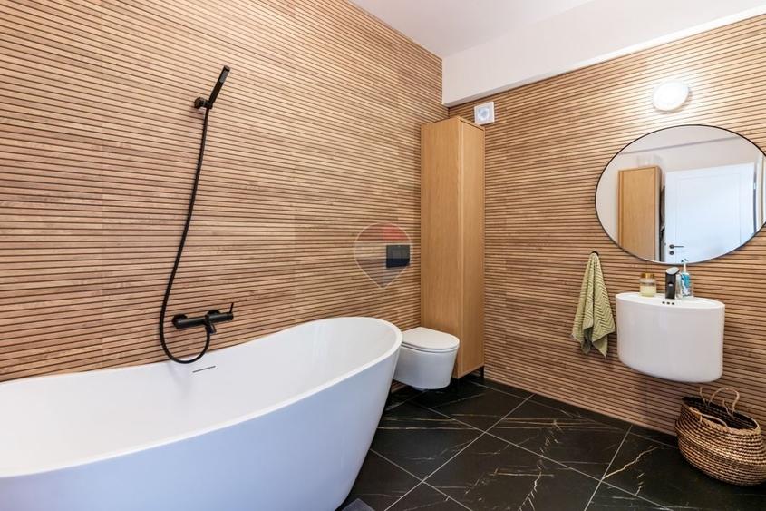 Casă individuală cu 7 camere cu Teren 169 Mp în Vatra Luminoasă