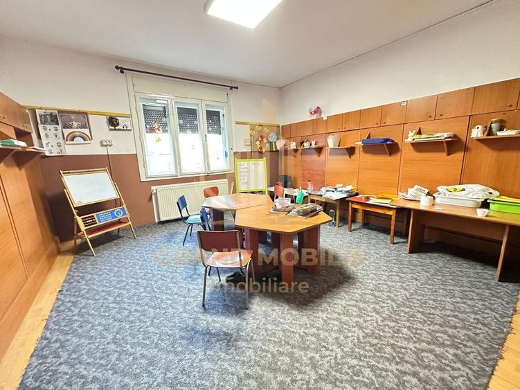 Casă individuală cu 12 camere cu Piscina în Complex Studențesc