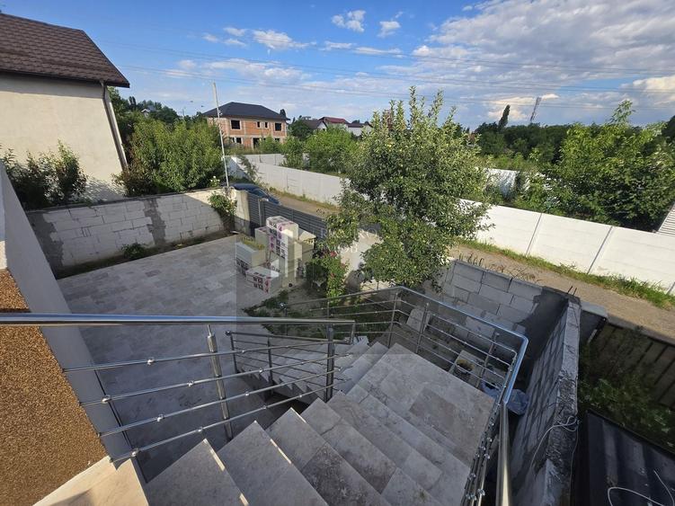 Casă individuală cu 6 camere cu Canalizare în Nord-Est