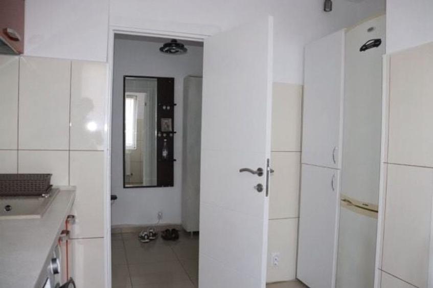 Apartament cu 3 camere semidecomandat, mobilat în Drumul Taberei