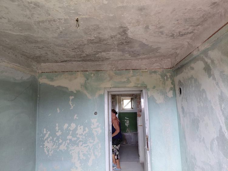 Apartament cu 4 camere decomandat în Peregu Mare