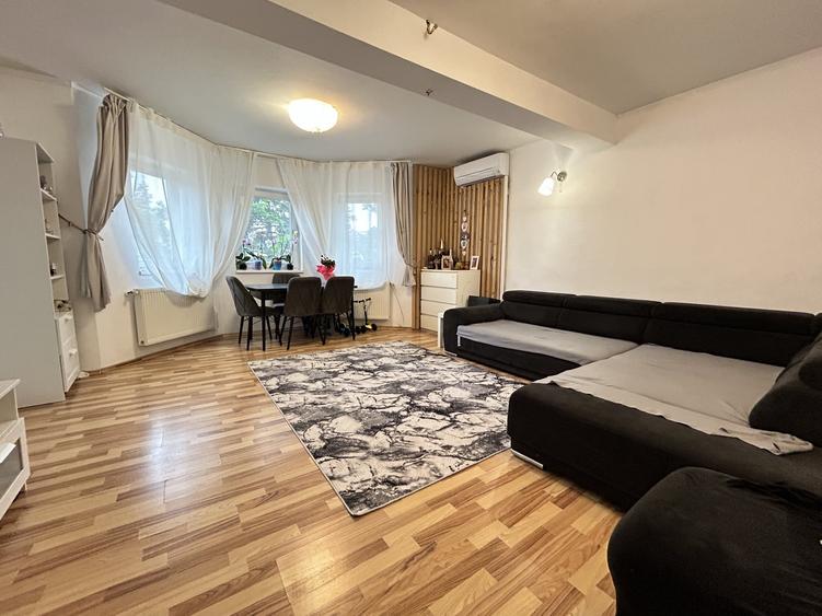Casă individuală cu 7 camere cu Canalizare în Central