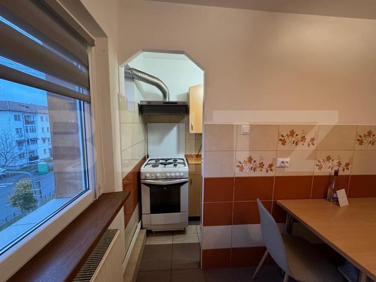 Apartament cu 3 camere decomandat, mobilat în Craiovița Nouă