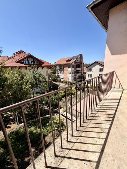 Casă individuală cu 7 camere cu Canalizare în Central