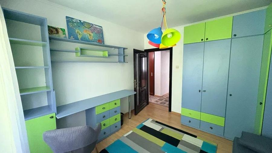 Apartament cu 4 camere semidecomandat, mobilat în Tătărași