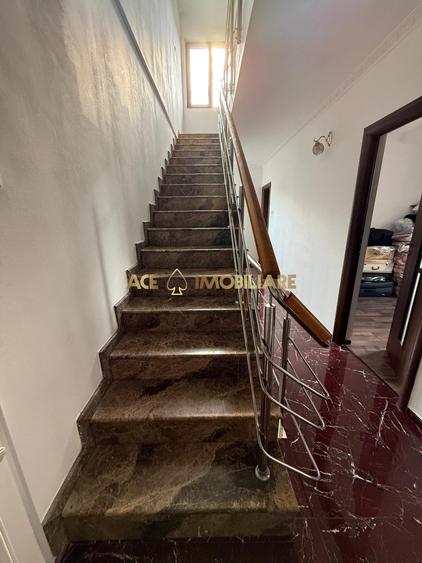 Casă individuală cu 7 camere cu Canalizare în Vitan