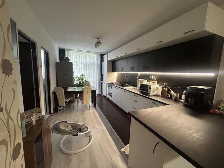 Apartament cu 3 camere semidecomandat în Florești