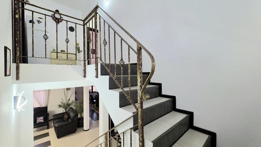 Casă individuală cu 6 camere cu Garaj în Mamaia-Sat
