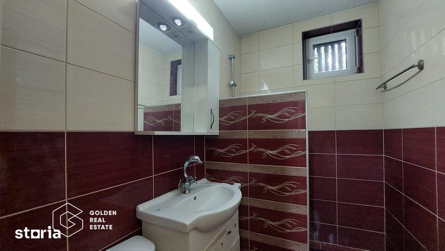 Apartament cu 3 camere semidecomandat în Miron Costin