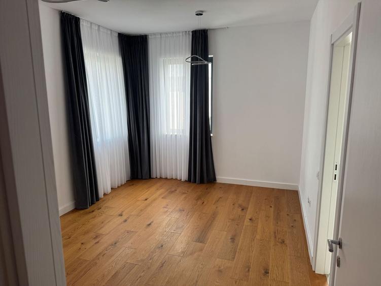 Casă individuală cu 8 camere cu Canalizare în Pipera